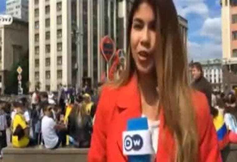 Hombre abusa a periodista colombiana que transmitía en vivo en el mundial de Rusia 2018