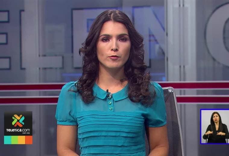 Río Mena se desbordó y convirtió una calle del cantón de La Cruz en un mar de agua