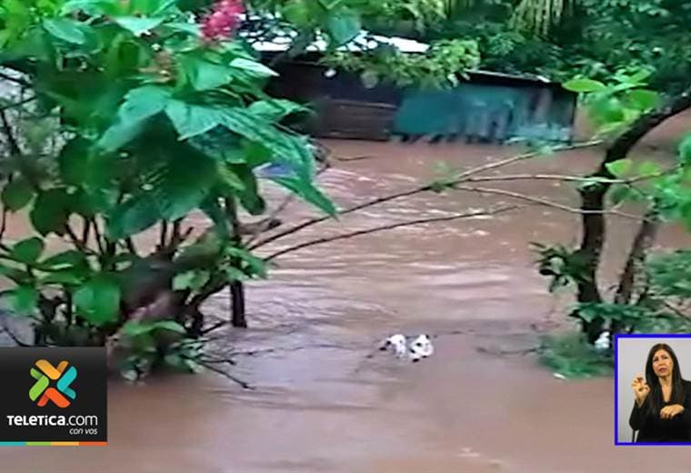Río Mena se desbordó y convirtió una calle del cantón de La Cruz en un mar de agua