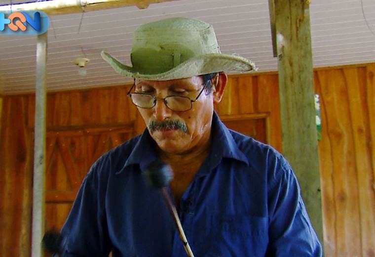 Don Gerardo es el encargado de ponerle sabor a todas las fiestas de este sector del Pacífico, además es el sobador oficial del pueblo y uno de los agricultores más empunchados de Río Grande de Paquera.