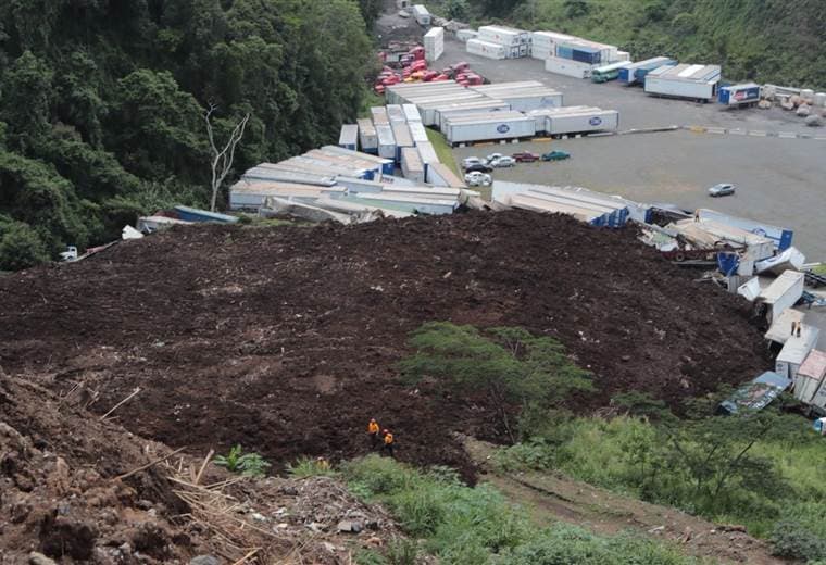 Bomberos atiende emergencia por deslizamiento de tierra; persona atrapada y desaparecida en ruta 32