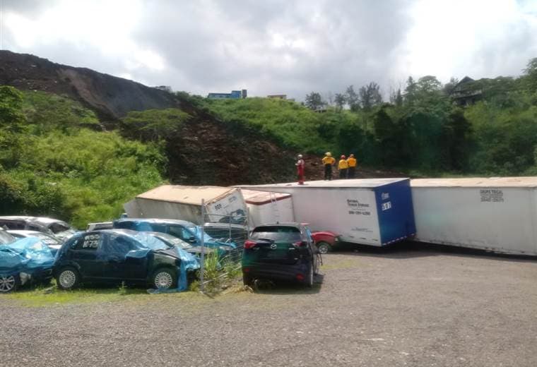 Bomberos atiende emergencia por deslizamiento de tierra; persona atrapada y desaparecida en ruta 32
