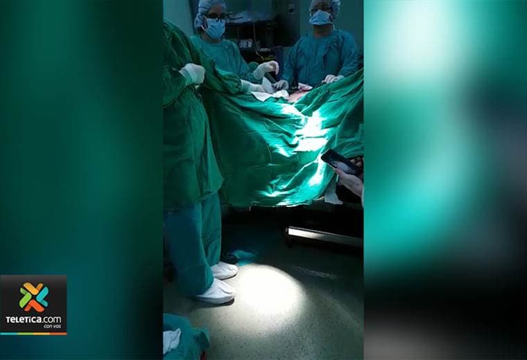 Video capta gotera en quirófano donde se realiza una cirugía
