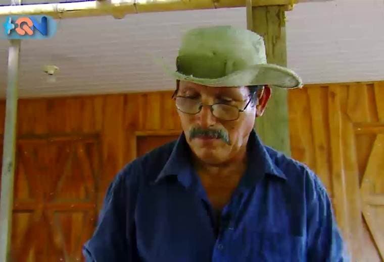 Don Gerardo es el encargado de ponerle sabor a todas las fiestas de este sector del Pacífico, además es el sobador oficial del pueblo y uno de los agricultores más empunchados de Río Grande de Paquera.