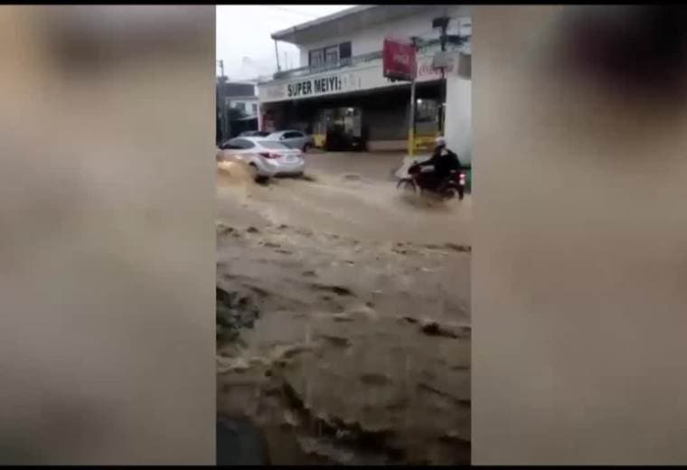 Fuertes lluvias convierten en ríos varias calles de Desamparados