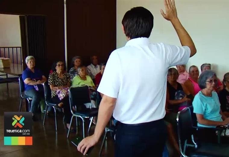 Adultos mayores de Desamparados aprendieron sobre uso de computador celular y redes sociales