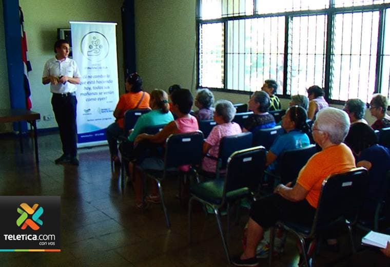 Adultos mayores de Desamparados aprendieron sobre uso de computador celular y redes sociales