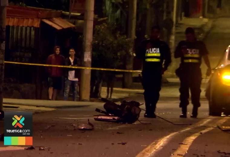 Motociclista murió y acompañante resultó herido al chocar contra un carro en Alajuelita