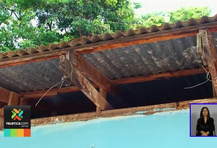 Vecinos de Anonos en Escazú piden que se les repare el deteriorado salón comunal