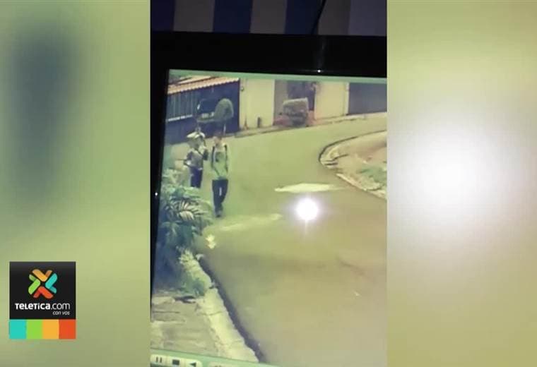 Video captó momento cuando dos jóvenes asaltaron violentamente a otro muchacho