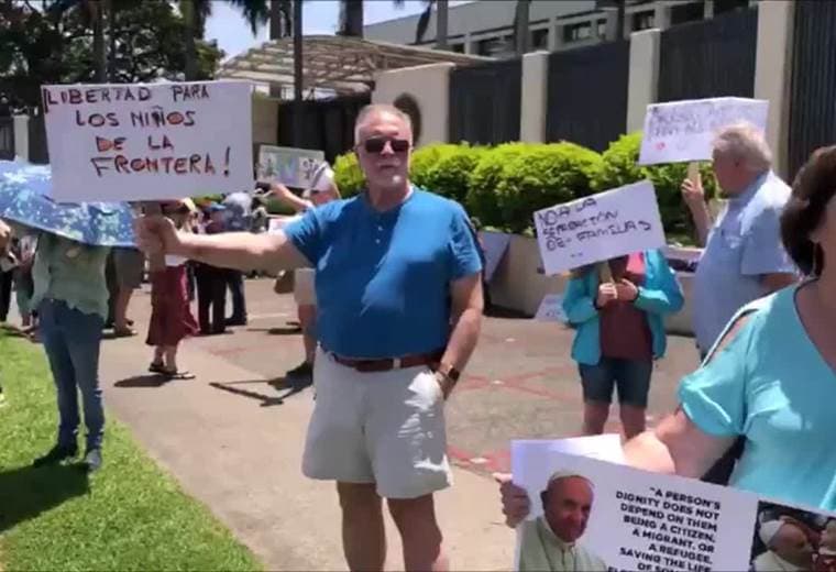 Personas se manifiestan frente a la embajada americana