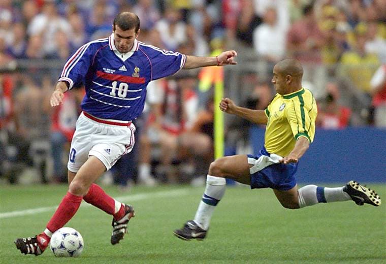Zinedine Zidane y Roberto Carlos. 