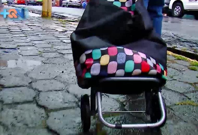 Don Álvaro tiene 60 años y camina todo el centro de Tres Ríos con un pequeño carrito para vender el pan que hace su hermana todos los días. Él aún vive con los papás, quienes son personas adultas mayores, con este ingreso ayuda en el hogar y sale adelante.