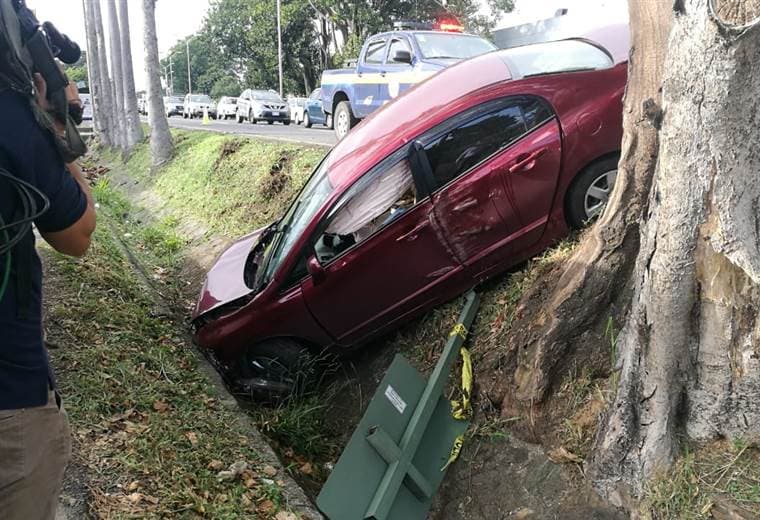 Vehículo vuelca en autopista General Cañas y provoca presas en sentido San José-Alajuela