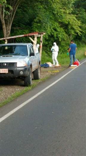 Fuerza Pública encuentra hombre muerto con varios disparos en parada de bus en Santa Cruz