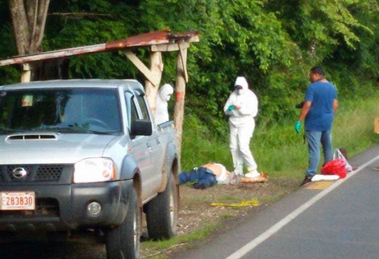 Fuerza Pública encuentra hombre muerto con varios disparos en parada de bus en Santa Cruz