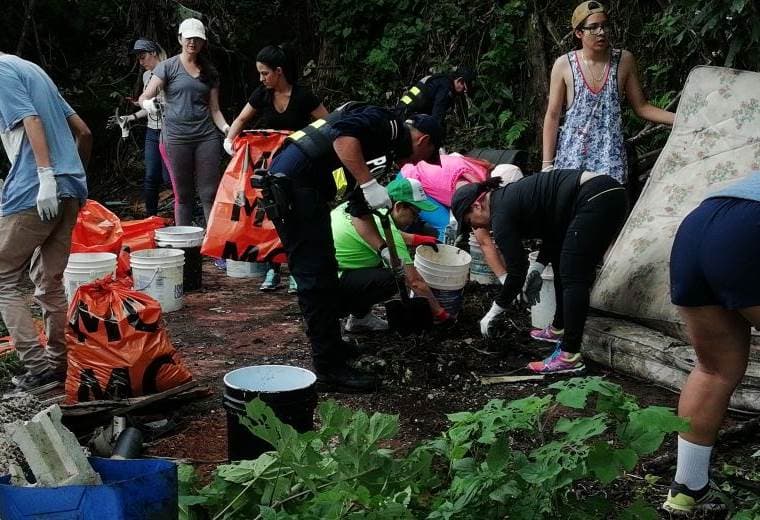 Vecinos, Municipalidad y Fuerza Pública de Curridabat limpian lotes baldíos contaminados