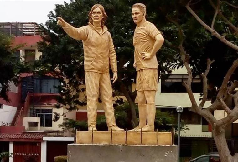 Estatua de Paolo Guerrero y Ricardo Gareca en Lima, Perú. 