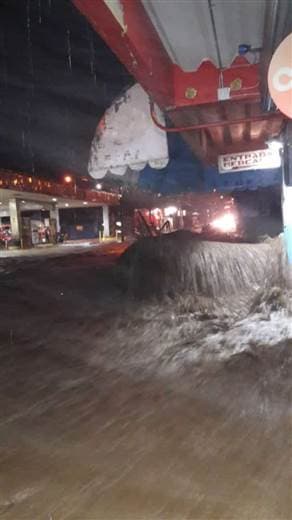 Cantón de Turrialba sin luz, con inundaciones y derrumbes en varios sectores tras intensa lluvia