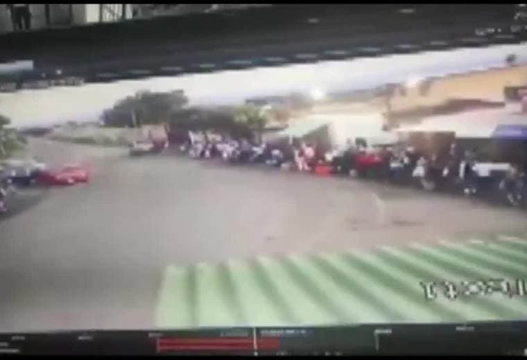 Video capta impresionante embestida de carro contra varias personas en las afueras de La Reforma