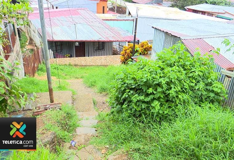 Peligrosa cuesta pone en riesgo la vida de un grupo de vecinos de Concepción Abajo de Alajuelita