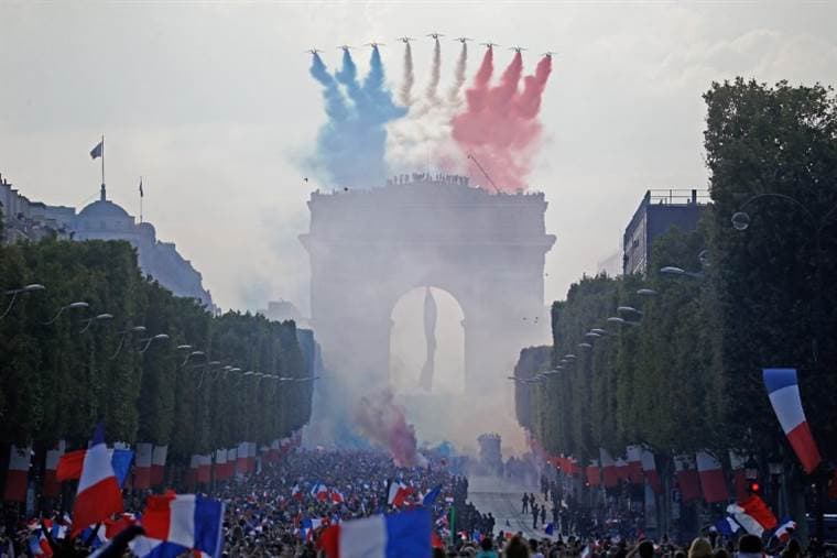 Los campeones del mundo de fútbol desfilan por Paris en un multitudinario carnaval