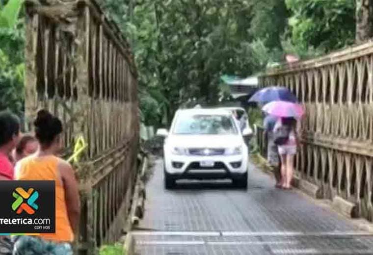 Algunos conductores irrespetan los cierres en carreteras y puentes afectados por la lluvia