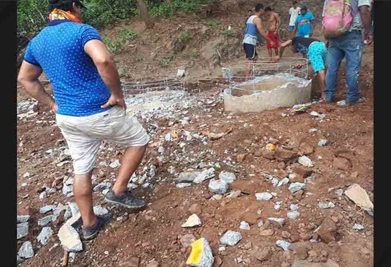 Vecinos de Brasilito destruyen bloques colocados para evitar acceso de carros a Conchal