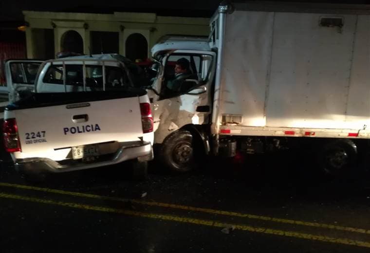 Policía muere tras choque entre una patrulla y un vehículo de carga liviana en Cartago