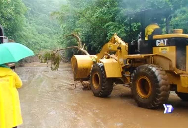 Los recientes derrumbes en la ruta 32 ponen nuevamente de manifiesto el eterno problema que sufra la principal vía que comunica San José con Limón. Aunque desde hace más de una década se ha propuesto el usar túneles falsos, esto solución sigue brillando por su ausencia.