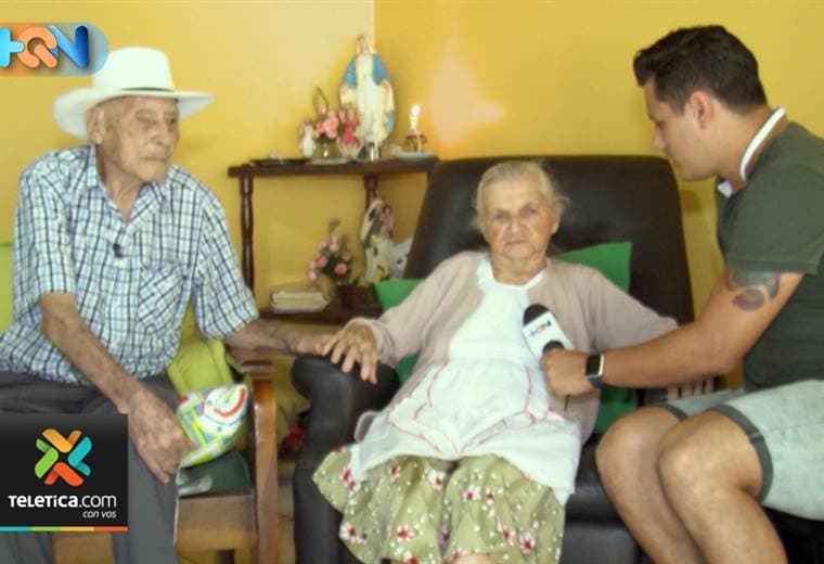 En Miramar hay una historia de amor que se escribe desde hace 81 años. Es la historia de don Aníbal Carranza, de 104 años, y su esposa Erlinda Arias de 98.   Los visitamos para recordar sus historias de amor, los secretos con los cuáles han salido adelante y el resultado de una vida dedicada al campo y el hogar.