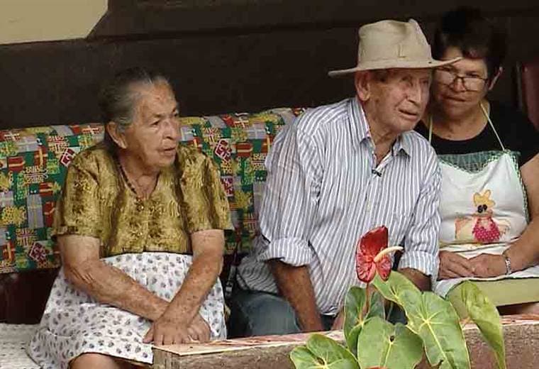 Don Juan cumplió 92 años y doña Elvia 87, viven en Palmital de La Unión y aquí criaron a sus 9 hijos. Ambos son muy activos, principalmente don Juan que todavía trabaja en el campo, pese que todos le dicen que mejor descanse en la casa.