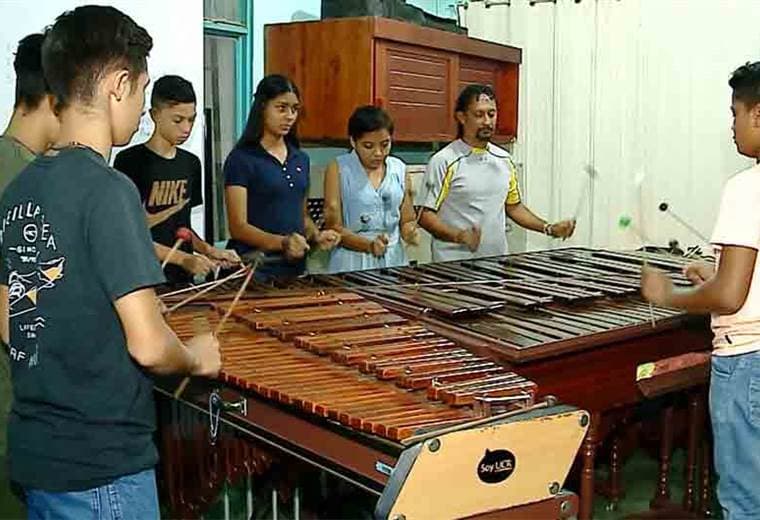 Jóvenes aprenden a tocar la marimba para conservar la tradición musical