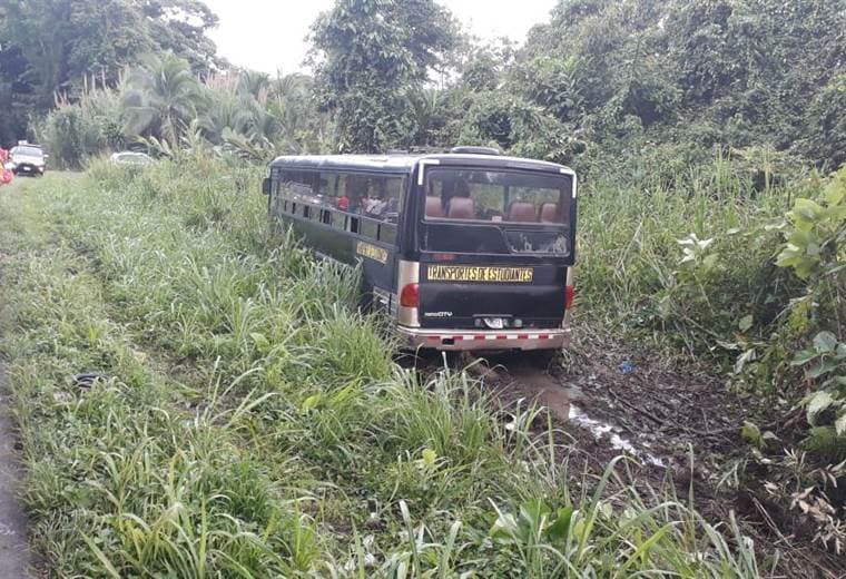 Varias personas resultaron golpeadas luego de un autobús se saliera de la vía en Guápiles