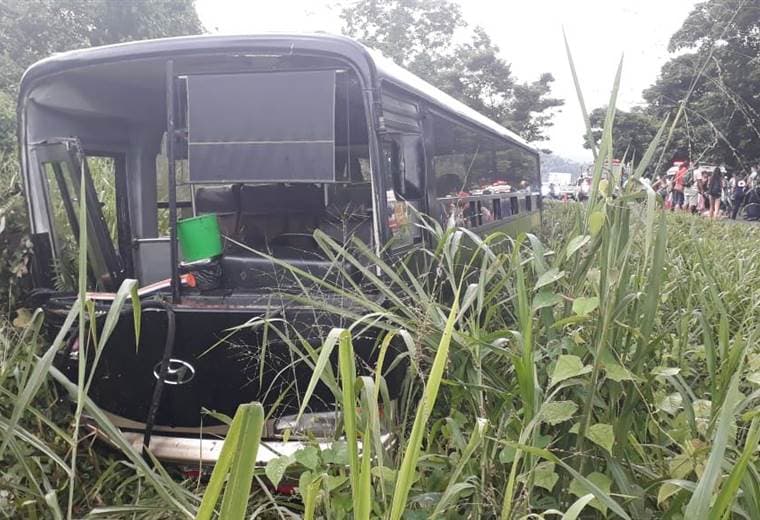 Varias personas resultaron golpeadas luego de un autobús se saliera de la vía en Guápiles