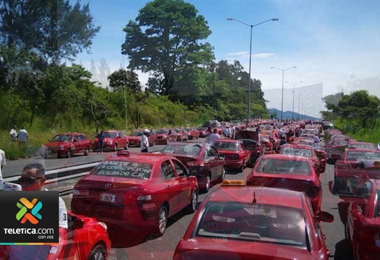 Cientos de taxistas se manifestaron en San José contra Uber