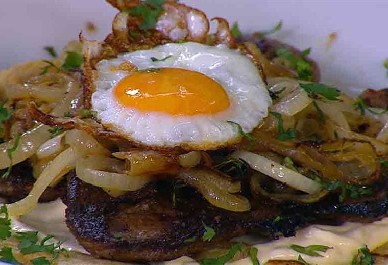 Receta: Tortilla aliñada con bistec encebollado