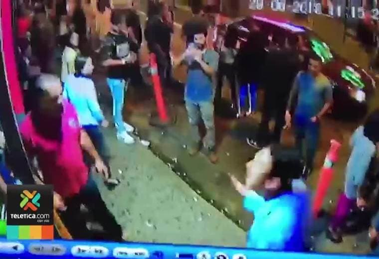 OIJ investiga a miembros de la seguridad de dos bares en San Pedro sospechosos de golpear a joven