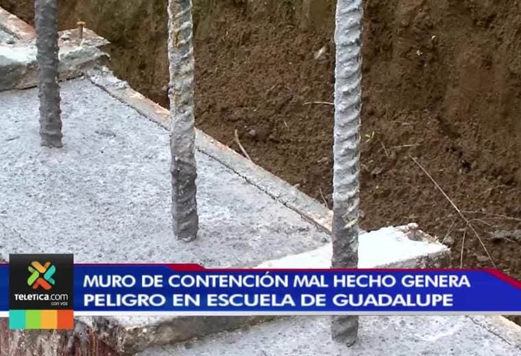 Muro de contención mal hecho genera peligro en escuela de Guadalupe