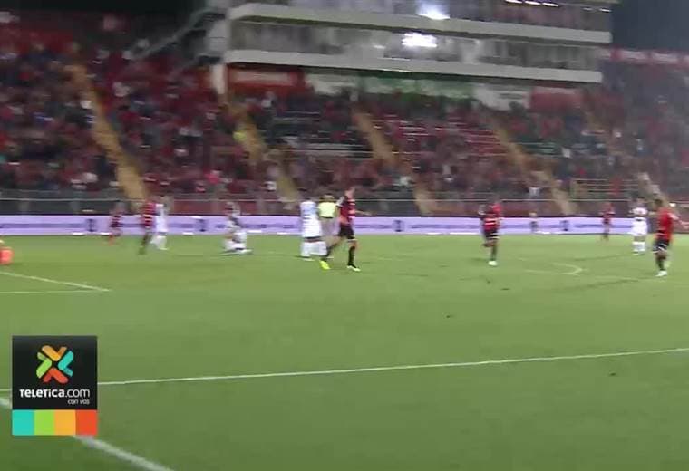 Defensas de Alajuelense reconocen que se ven más expuestos ante propuesta ofensiva del equipo