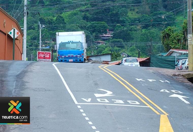 Demarcación en calle de Aserrí pone en riesgo a conductores y ciclistas