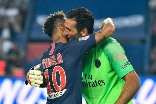 Neymar se abraza con su compañero de equipo, Buffon.|AFP