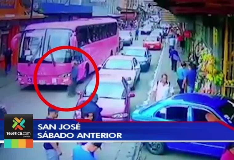 Peatón es atropellado por un bus cuando cruzaba una calle en San José