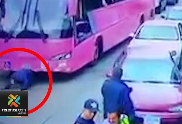 Peatón es atropellado por un bus cuando cruzaba una calle en San José
