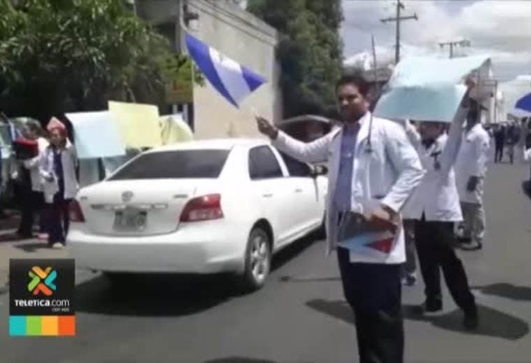 Médico nicaragüense que huyó de su país asegura que el gobierno no le permite ayudar a los heridos