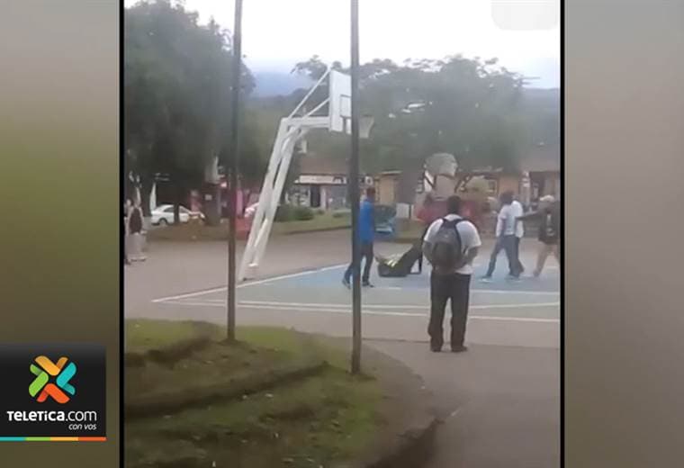 Oficiales de Fuerza Pública fueron agredidos por una turba al intervenir una riña en el parque de Barva
