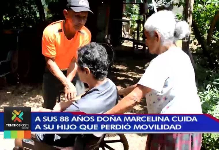 A sus 88 años doña Marcelina cuida a su hijo que perdió movilidad