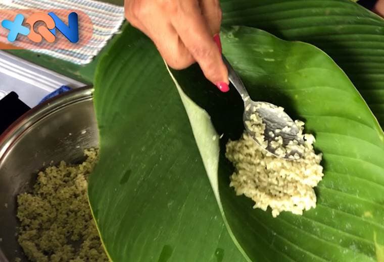 Muy cerca del centro de Buenos Aires una casa rojiamarilla despliega el aroma de la comida más apetecida en todo el cantón. Se trata del famoso tamal de arroz, el platillo emblema de la comunidad. Doña Olga Arauz es una de las responsables de antojar a todos en la comunidad. En temporada de fiesta ella junto a otras vecinas elaboran más de 11 mil tamales de arroz.