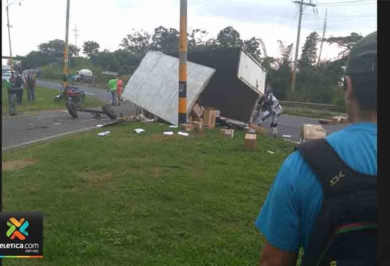  Aparatoso choque entre bus y camión ocurrió en la Bernardo Soto 