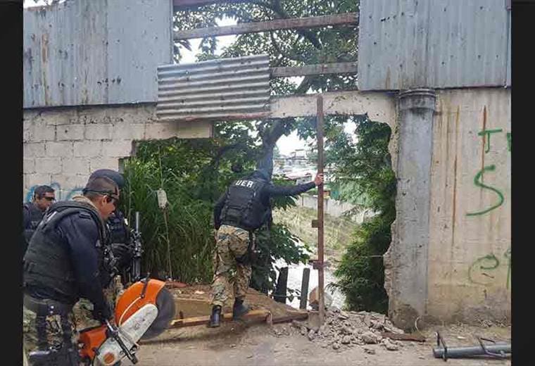 Policía derriba barricada que impedía el libre tránsito en Desamparados